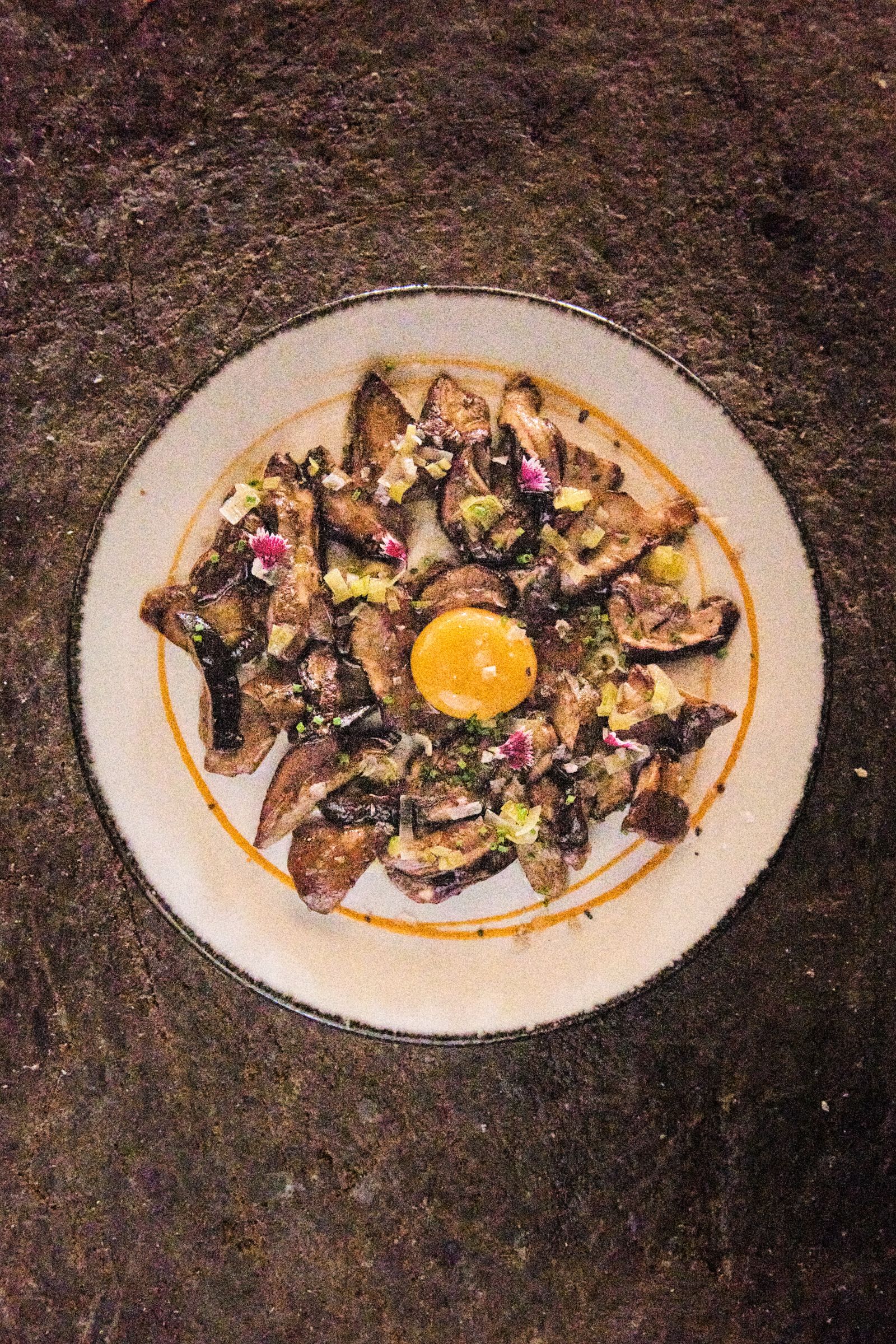 Plato de boletus edulis, trufa, foie y huevo